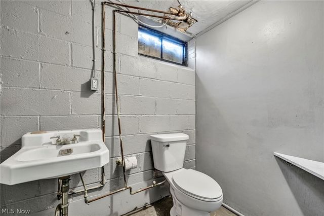 1081 Carver Road, Cleveland Heights, OH 44112