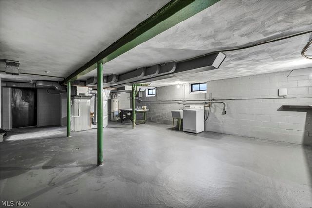 1081 Carver Road, Cleveland Heights, OH 44112