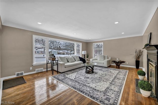 1081 Carver Road, Cleveland Heights, OH 44112