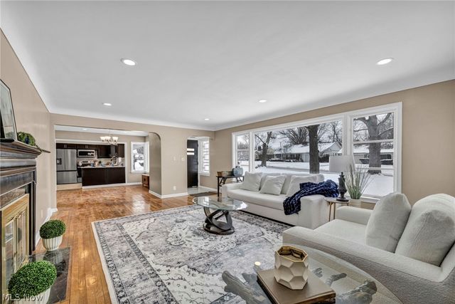 1081 Carver Road, Cleveland Heights, OH 44112