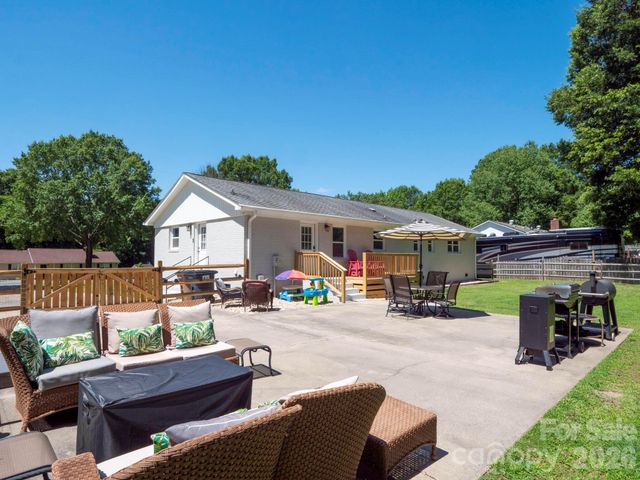 421 Catawba Circle N, Matthews, NC 28104