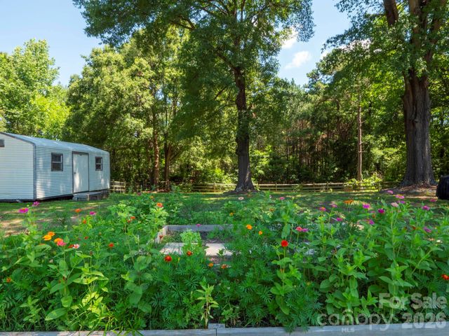 421 Catawba Circle N, Matthews, NC 28104