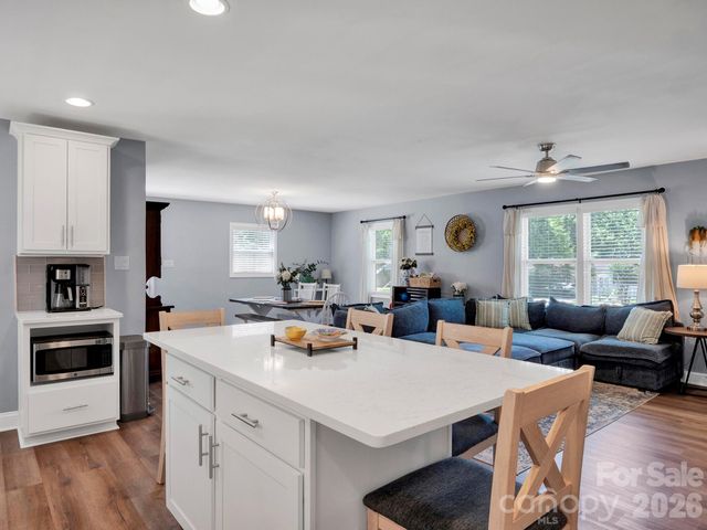 421 Catawba Circle N, Matthews, NC 28104
