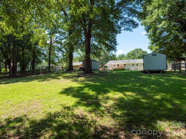 421 Catawba Circle N, Matthews, NC 28104