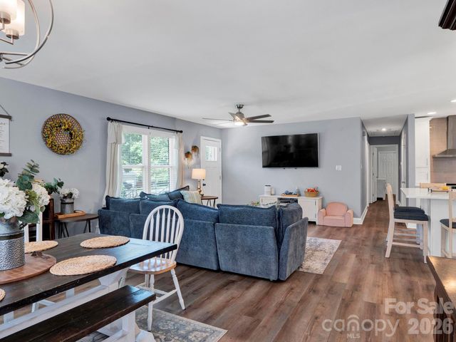 421 Catawba Circle N, Matthews, NC 28104