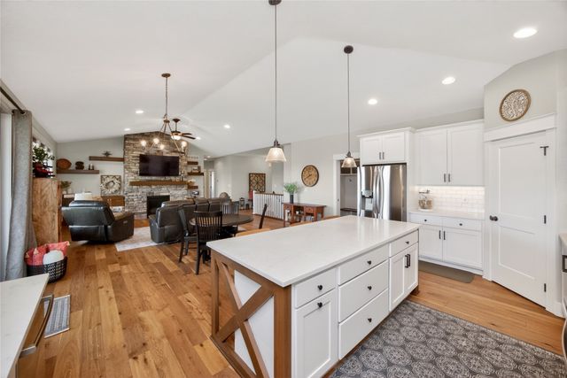 1220 S 100th Street, West Des Moines, IA 50266