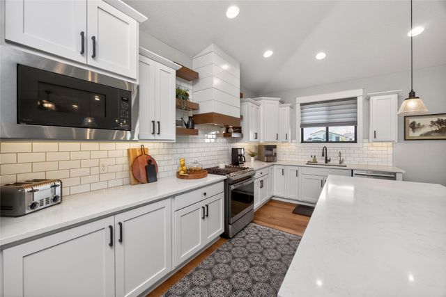 1220 S 100th Street, West Des Moines, IA 50266