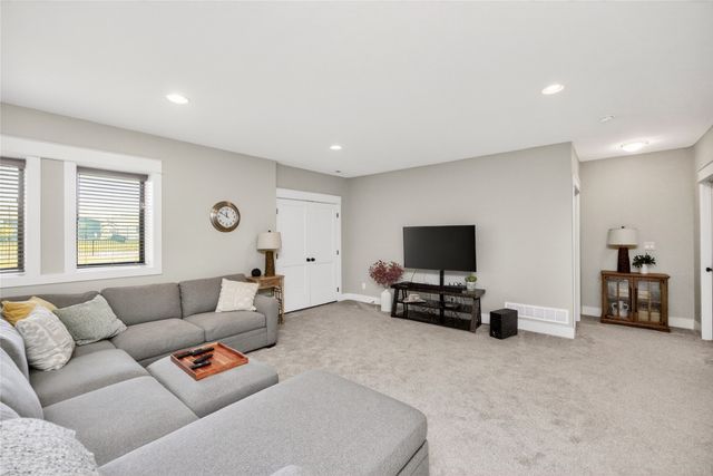 1220 S 100th Street, West Des Moines, IA 50266
