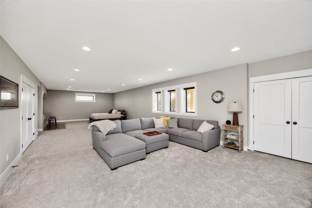 1220 S 100th Street, West Des Moines, IA 50266