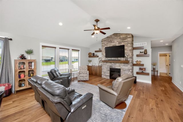 1220 S 100th Street, West Des Moines, IA 50266