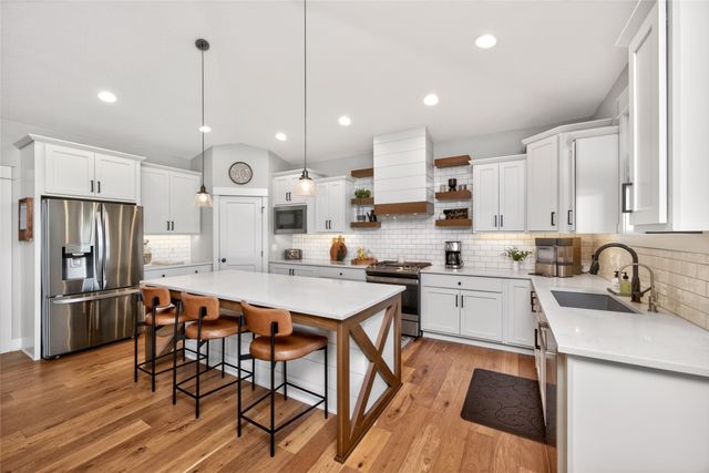 1220 S 100th Street, West Des Moines, IA 50266