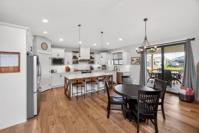 1220 S 100th Street, West Des Moines, IA 50266