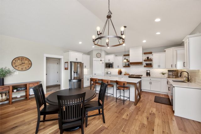 1220 S 100th Street, West Des Moines, IA 50266