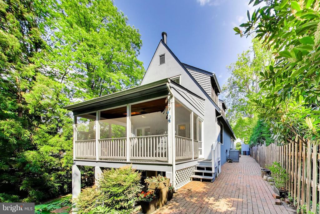 Image 60 of property listing at 4118 WOODBINE ST, Chevy Chase, MD 20815