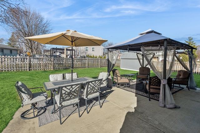 828 Harwich Lane, Schaumburg, IL 60194