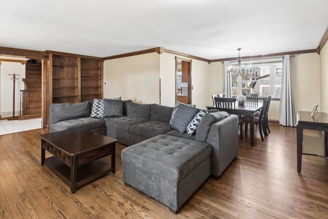 828 Harwich Lane, Schaumburg, IL 60194