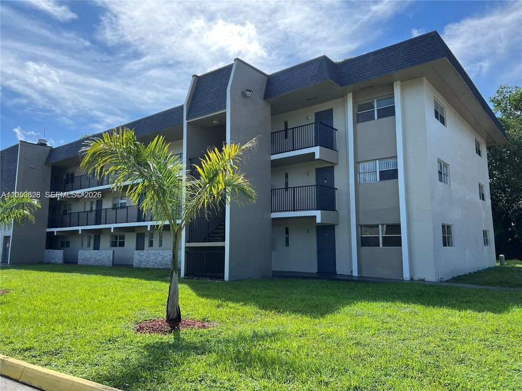 8000 Fairview Dr 301, Tamarac, FL 33321