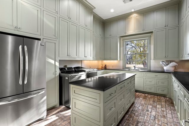 1096 Roadrunner Road, Bartonville, TX 76226