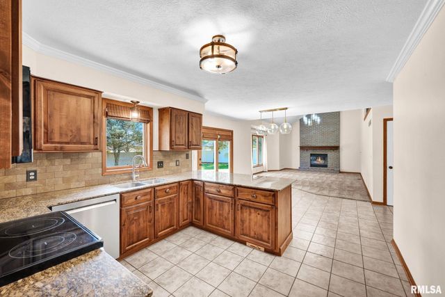 138 KNOLLCREST Avenue, Morton, IL 61550