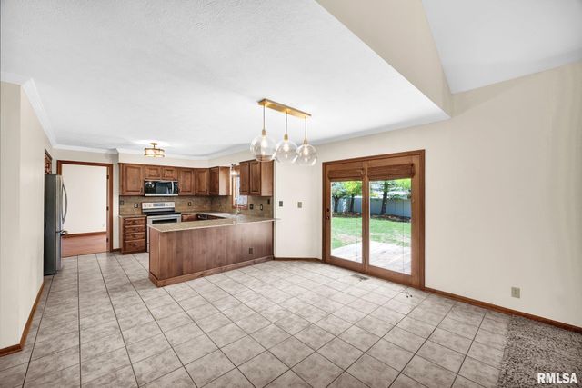 138 KNOLLCREST Avenue, Morton, IL 61550