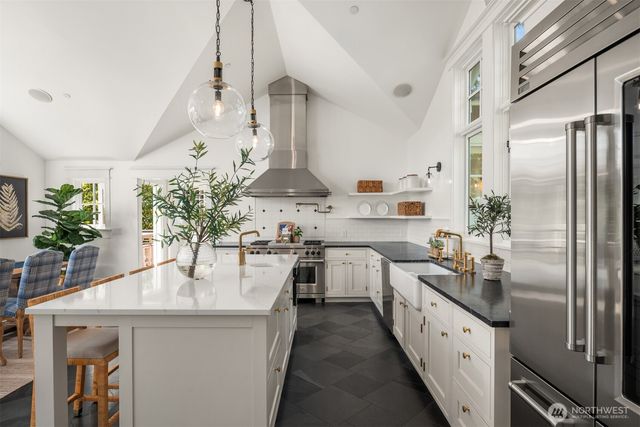 9221 SE 46th Street, Mercer Island, WA 98040