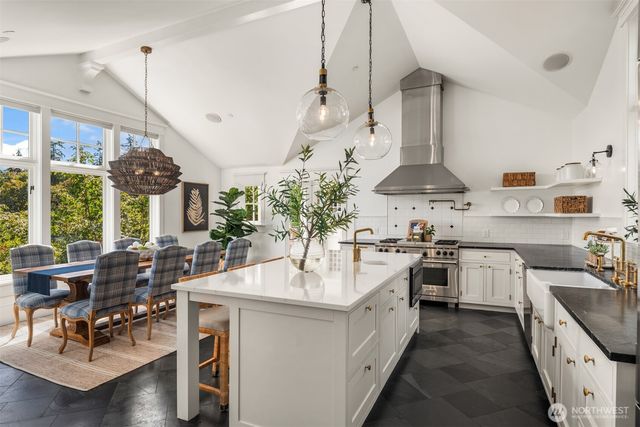 9221 SE 46th Street, Mercer Island, WA 98040