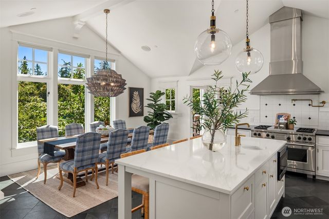 9221 SE 46th Street, Mercer Island, WA 98040