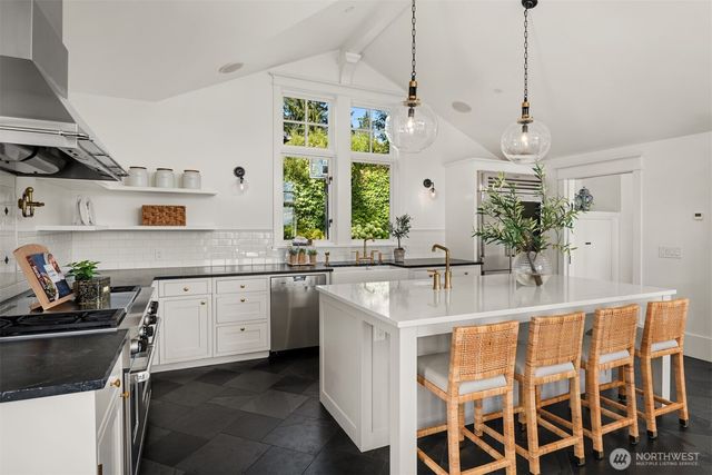 9221 SE 46th Street, Mercer Island, WA 98040