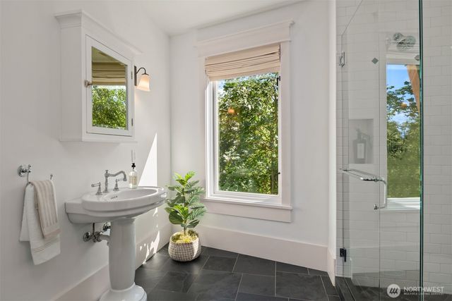 9221 SE 46th Street, Mercer Island, WA 98040