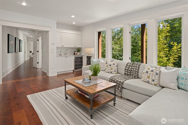 9221 SE 46th Street, Mercer Island, WA 98040