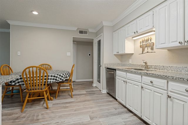 3217 Meadow Wood Lane, Bedford, TX 76021
