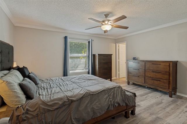 3217 Meadow Wood Lane, Bedford, TX 76021