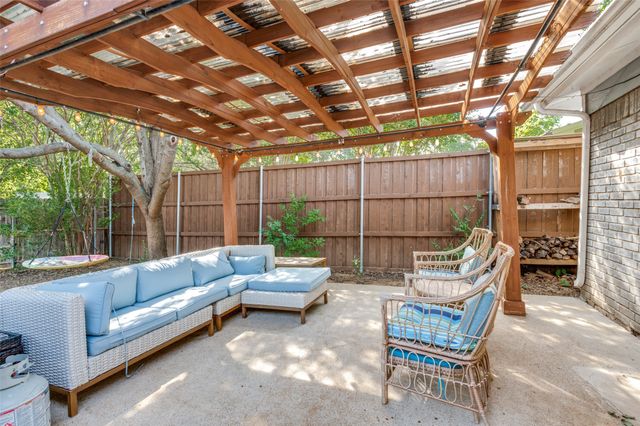 3217 Meadow Wood Lane, Bedford, TX 76021