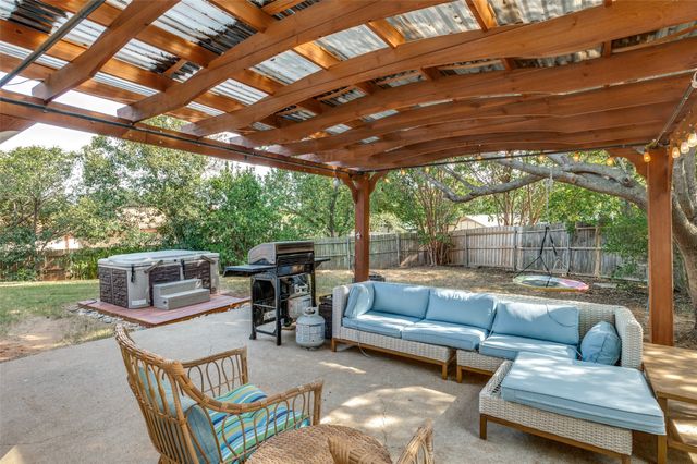 3217 Meadow Wood Lane, Bedford, TX 76021