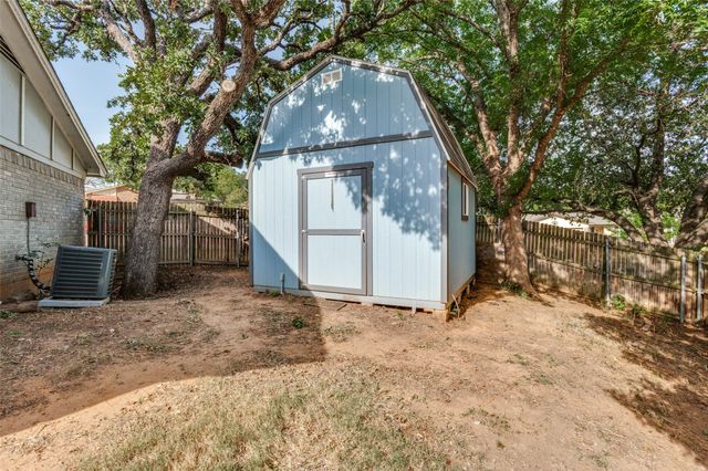 3217 Meadow Wood Lane, Bedford, TX 76021
