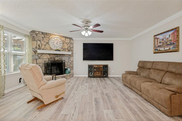3217 Meadow Wood Lane, Bedford, TX 76021