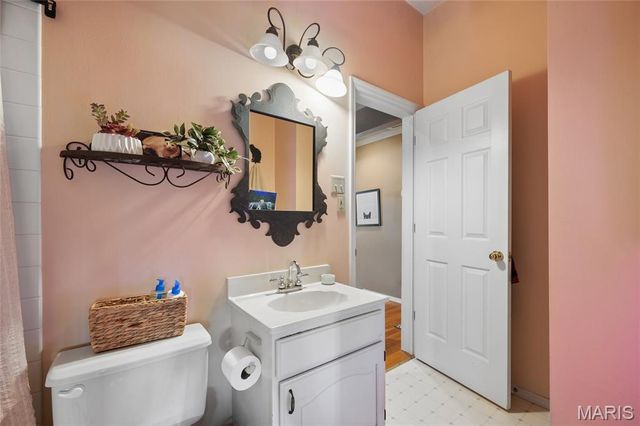 8686 Barby Lane, University City, MO 63124