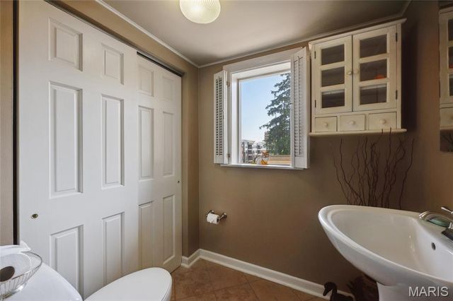8686 Barby Lane, University City, MO 63124