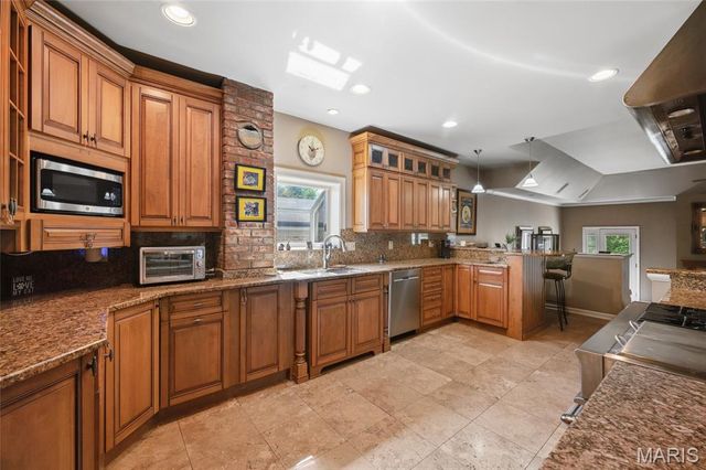 8686 Barby Lane, University City, MO 63124