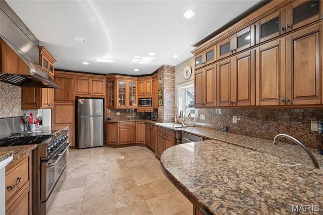 8686 Barby Lane, University City, MO 63124