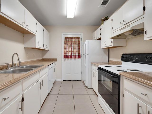 2221 S Timberwood Circle, Tallahassee, FL 32304