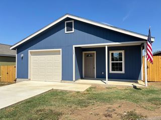 704 E 5th, Nixon, TX 78140