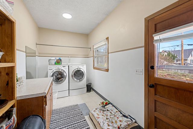 2235 Edgehill Rd, Salina, KS 67401