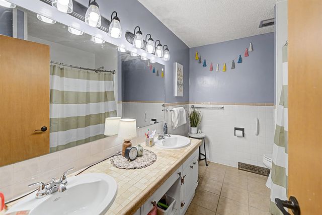 2235 Edgehill Rd, Salina, KS 67401