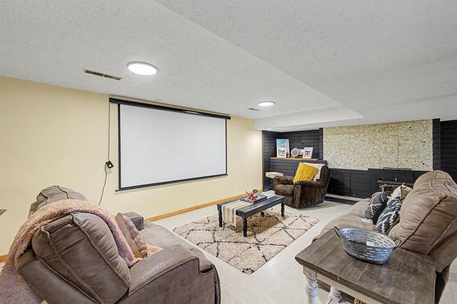 2235 Edgehill Rd, Salina, KS 67401