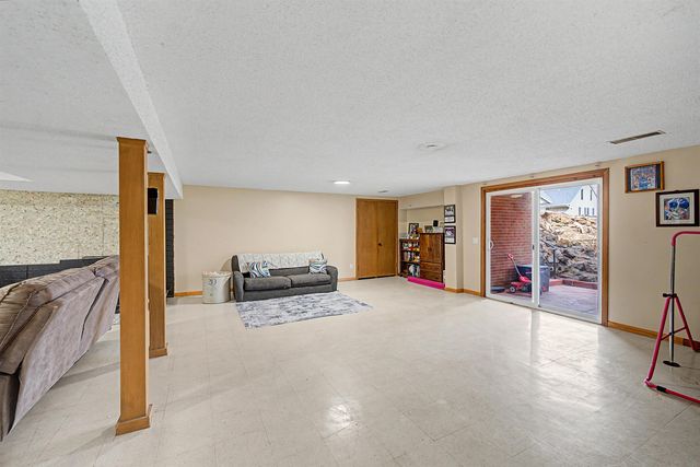 2235 Edgehill Rd, Salina, KS 67401