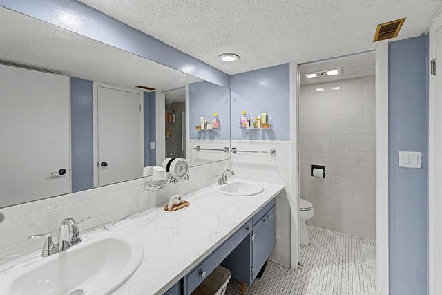 2235 Edgehill Rd, Salina, KS 67401