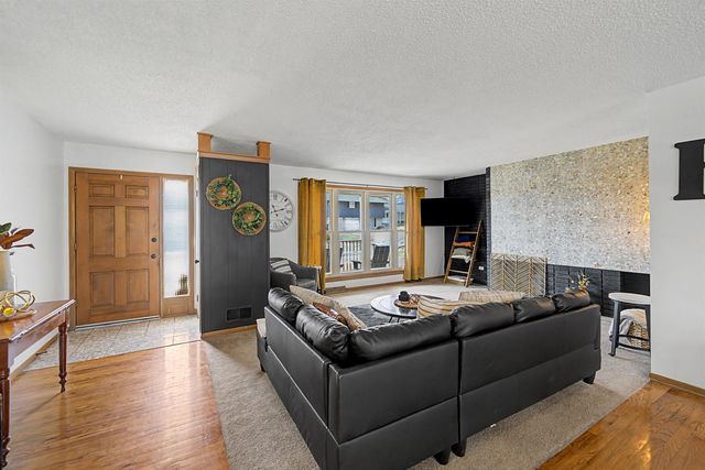 2235 Edgehill Rd, Salina, KS 67401