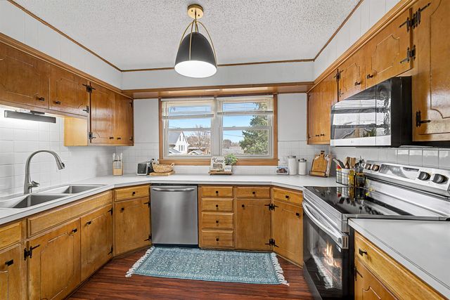 2235 Edgehill Rd, Salina, KS 67401