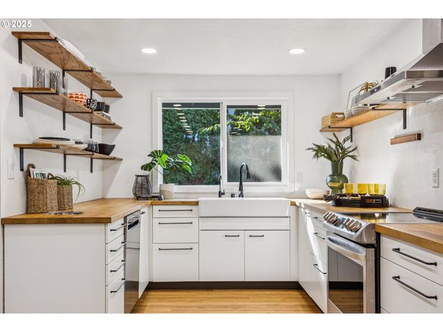 2188 Se WILLOW Ct, Hillsboro, OR 97123